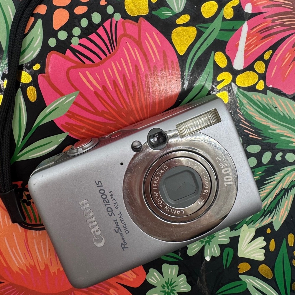 Canon PowerShot SD1200 IS Digital ELPH Silver 10.0MP Camera Bundle Charger SD